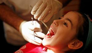 Dentist in Kerrisdale cleaning teeth